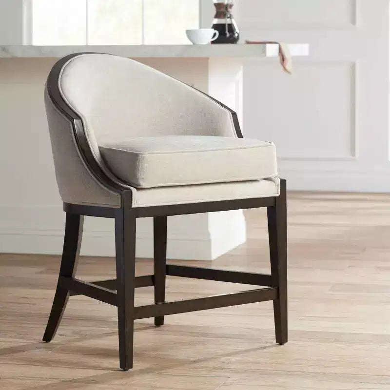 Tabouret de bar Truffle Wood marron de 63,5 cm de haut, avec coussin en tissu moderne couleur avoine, dossier et repose-pieds, pour îlot de cuisine à hauteur de comptoir